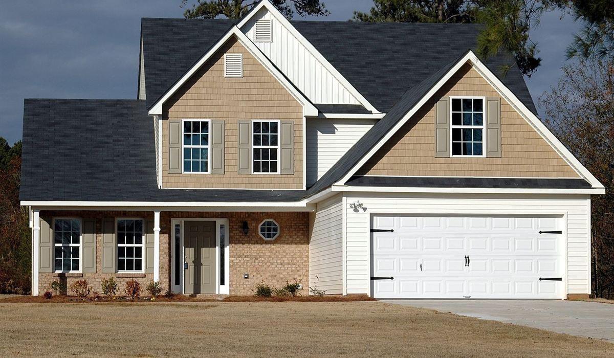 Large Richmond Hill home with a wide double garage door